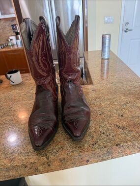 Women's Burgundy Western Heeled Boots - Stylish Pointed Toe